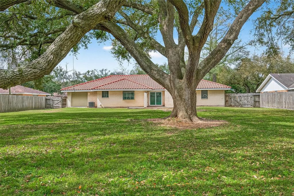 5607 Avenue M 1/2, Santa Fe