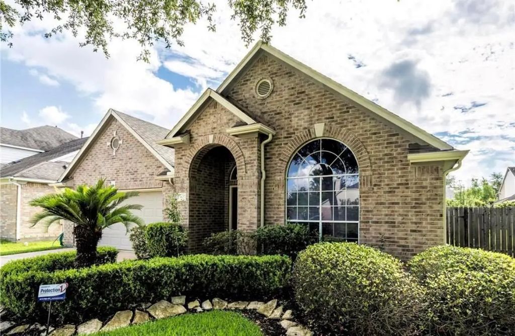 3827 Shady Breeze Drive, Houston