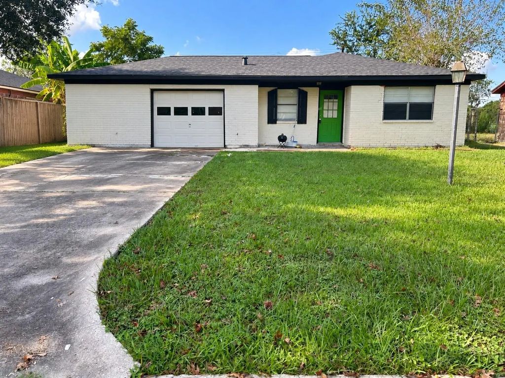 604 Linda Lane, Alvin