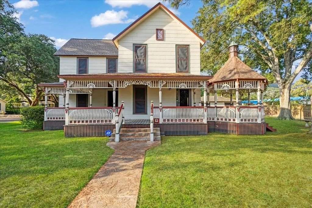 816 W Adoue Street, Alvin