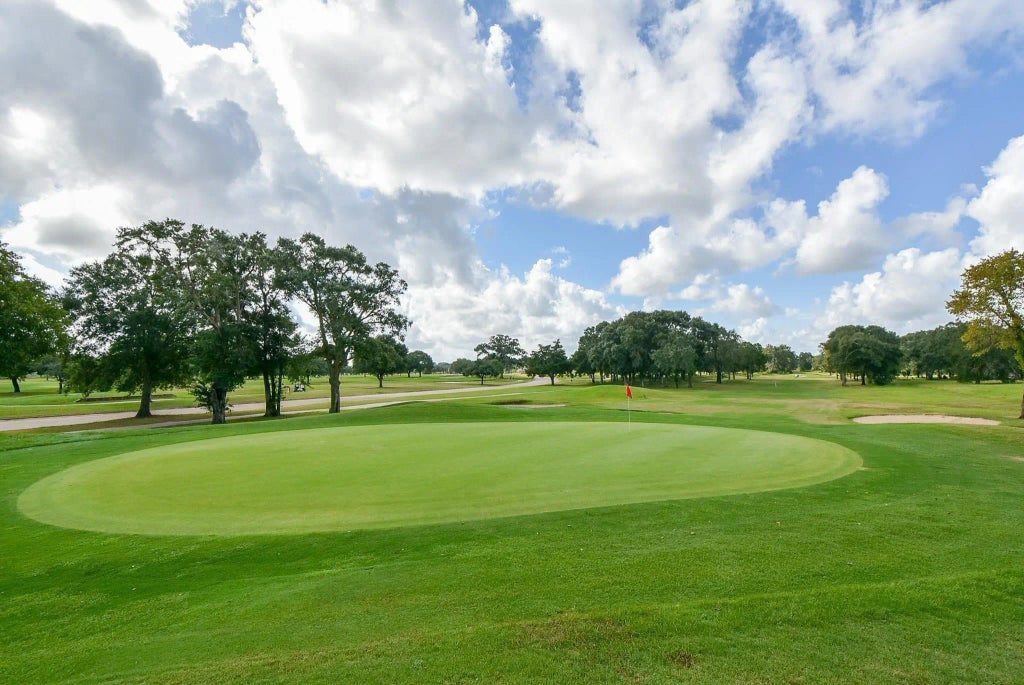 320 Mavanelle Cove, Hempstead