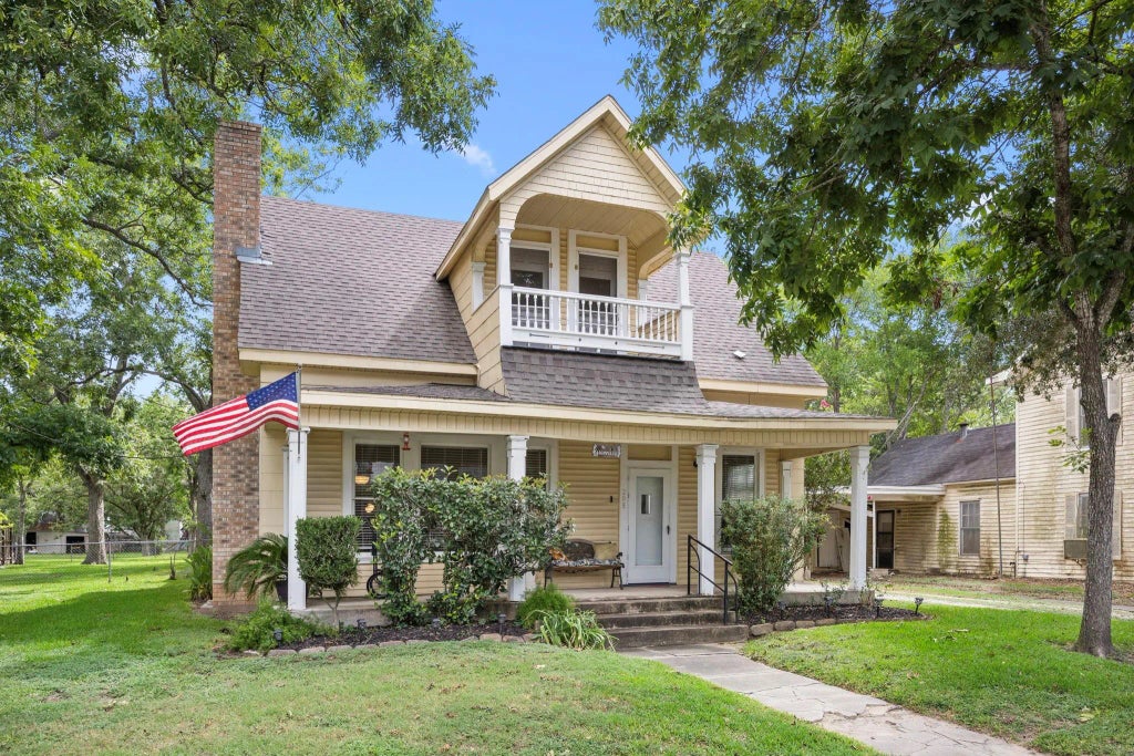 208 E East State Street, Eagle Lake