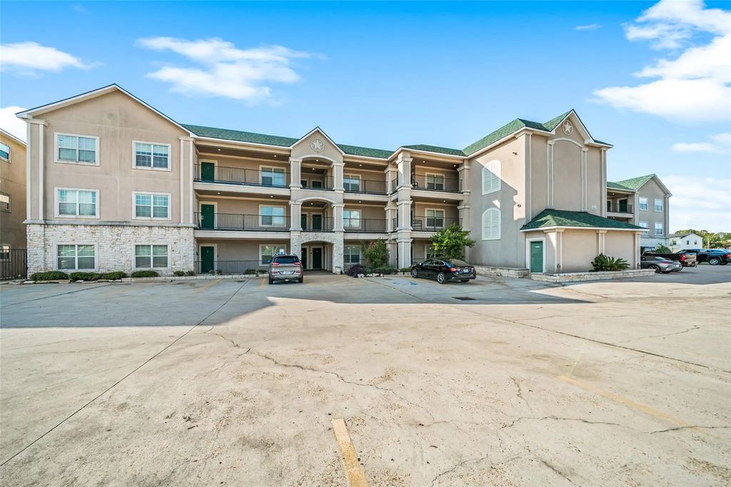 7037 Kingston Cove 114, Willis