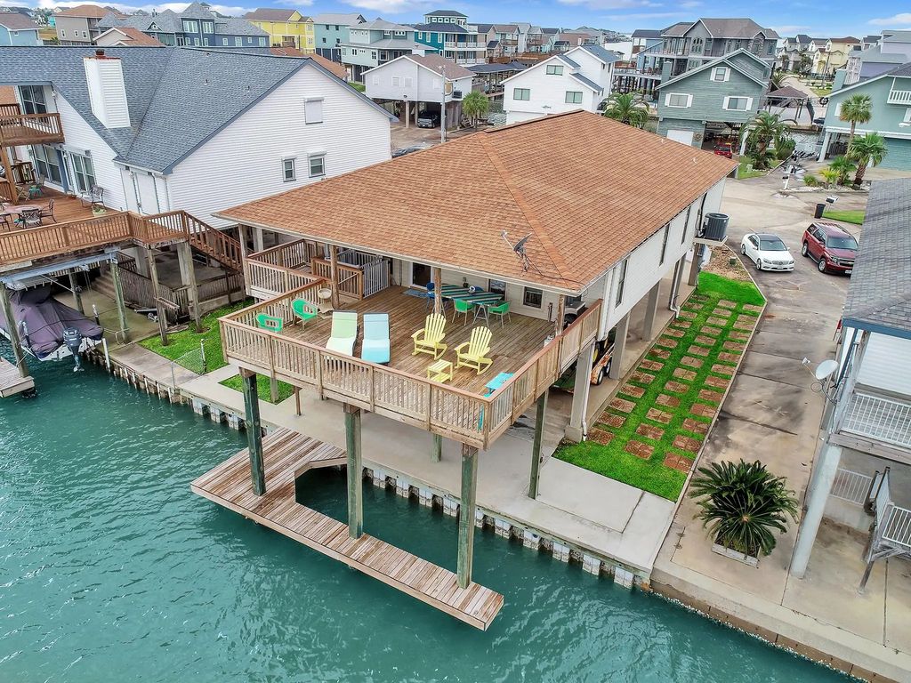 336 Admiral Circle, Tiki Island
