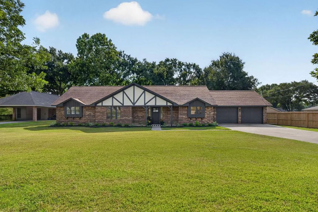 711 Baker Drive, Tomball