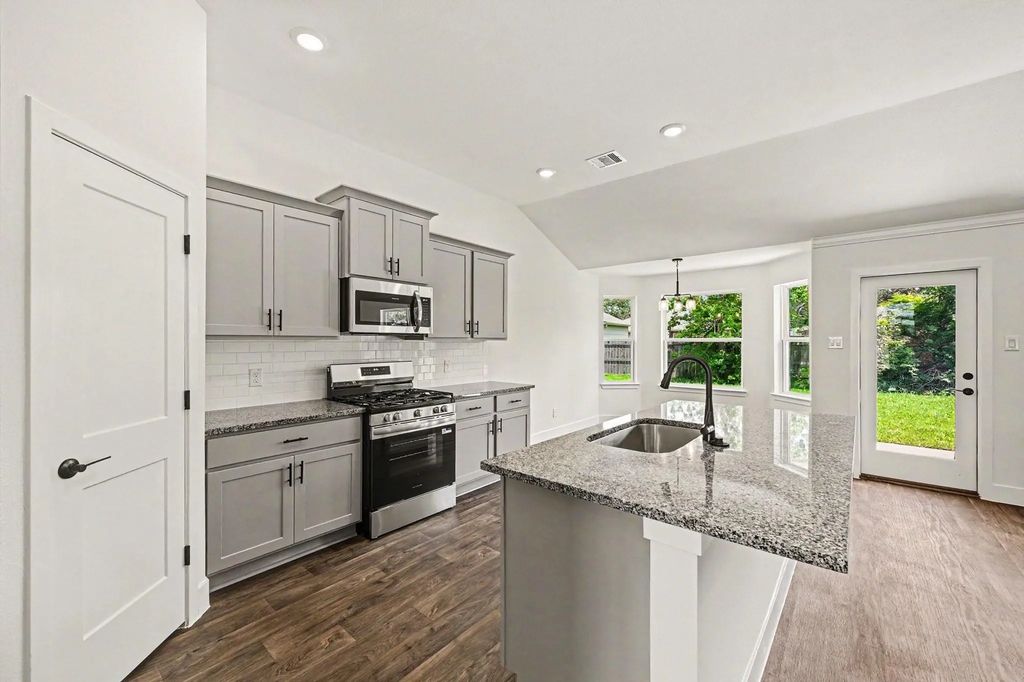 9 Keystone Court, Angleton
