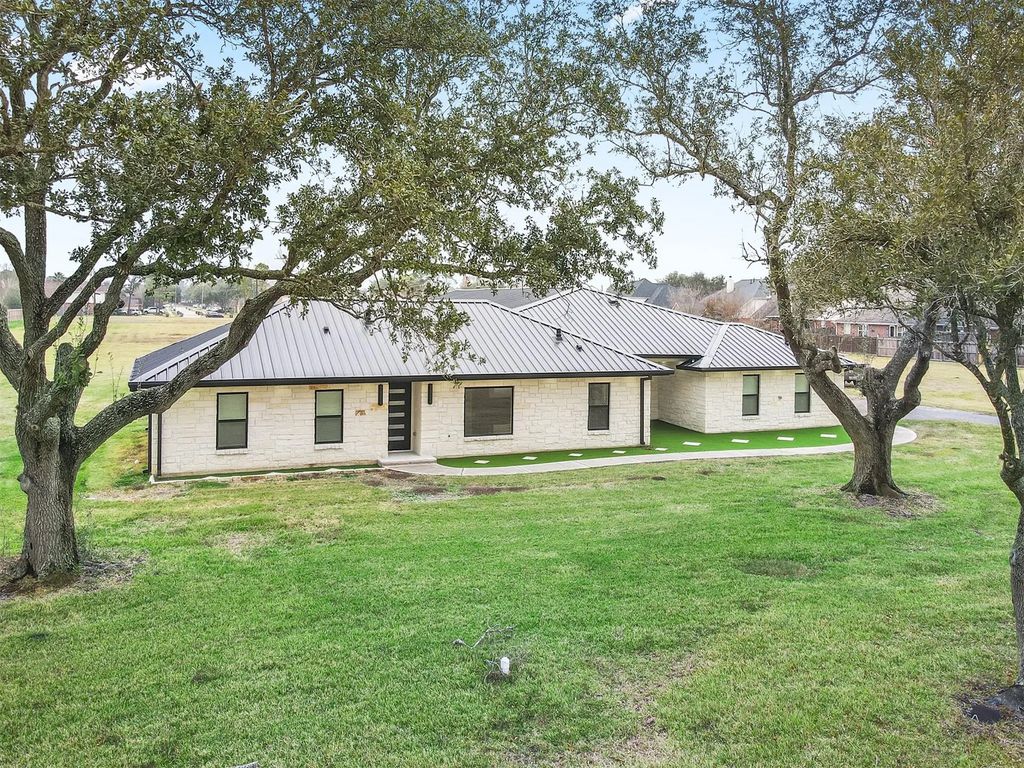 4002 Dixie Farm Road, Pearland