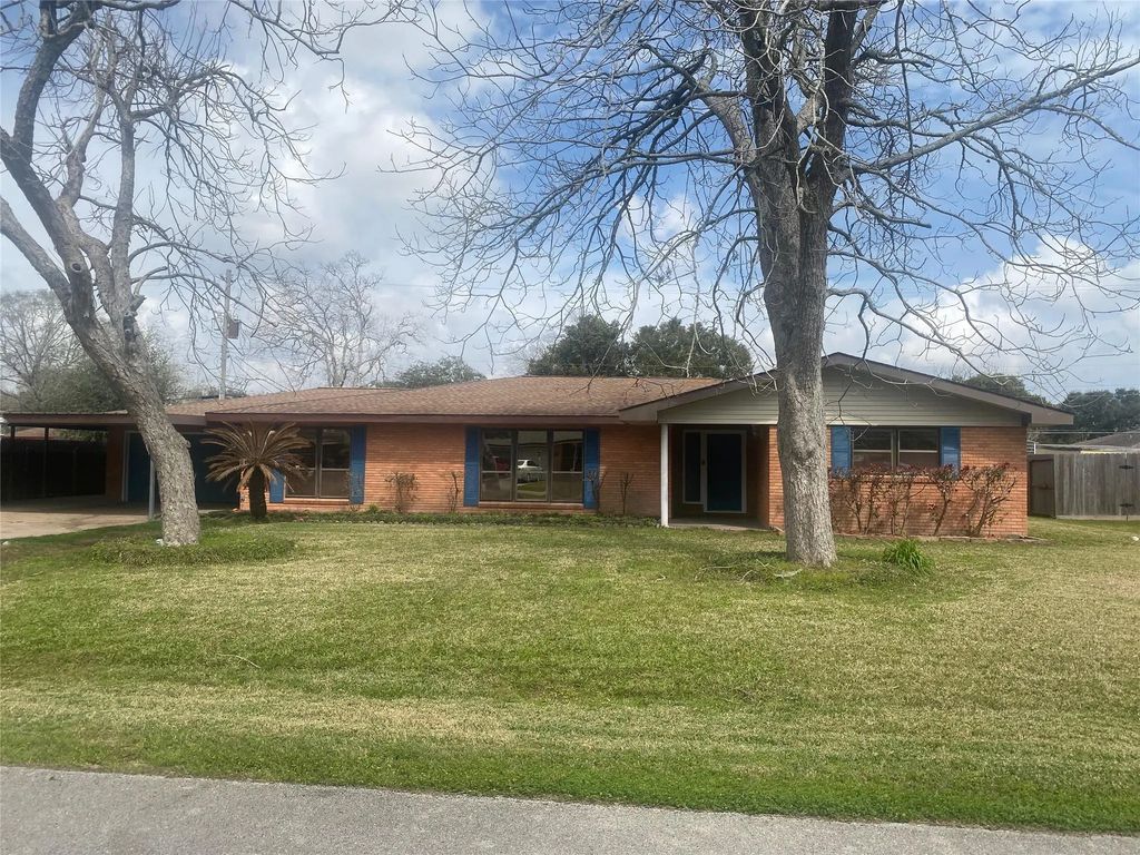 8102 Dellanera Drive, Hitchcock