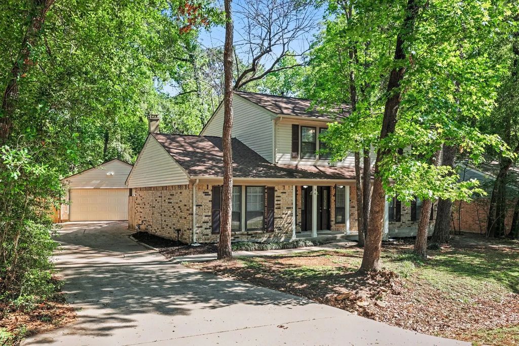 34 E Wandering Oak Drive, The Woodlands