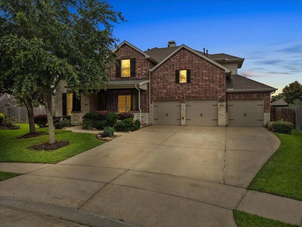 904 Cozy Hollow Court, Friendswood