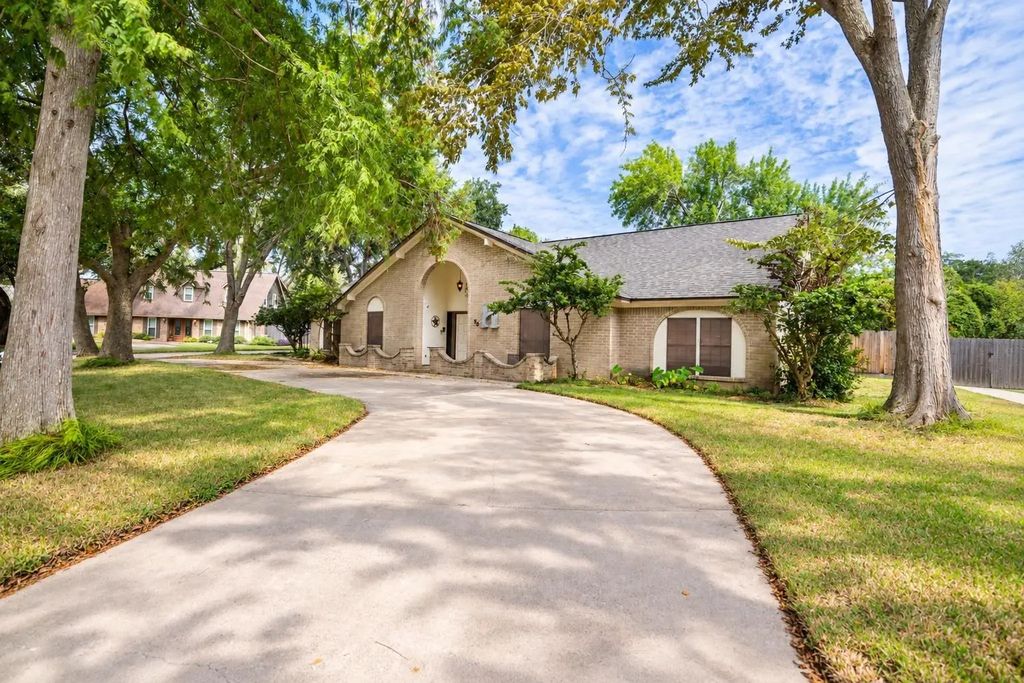 56 Flag Court, Lake Jackson