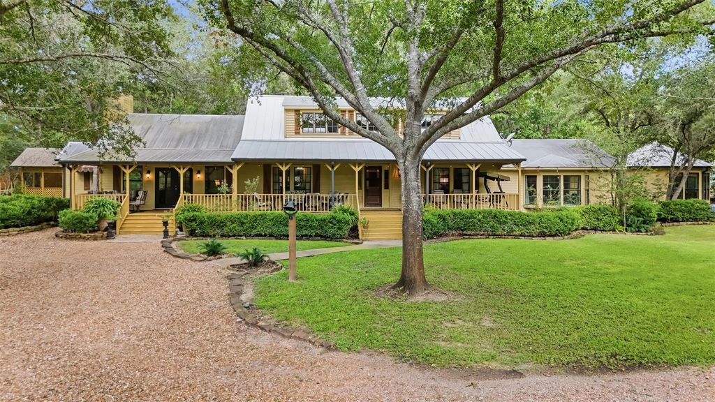 3321 Schulle Road, Round Top