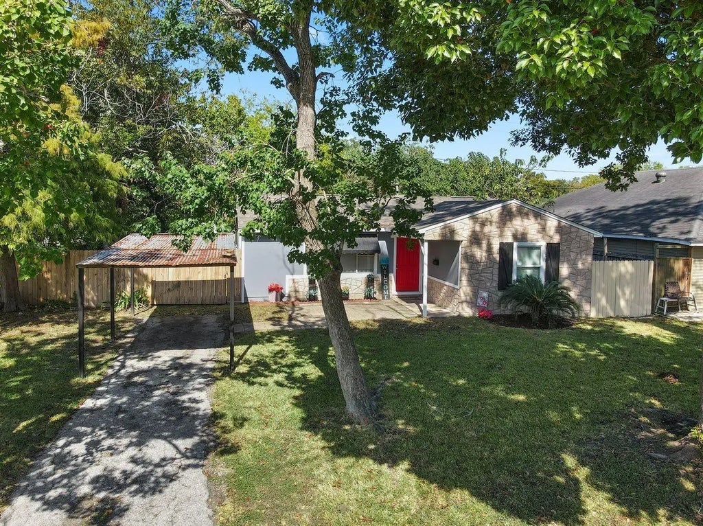 7401 Carrie Lane, Deer Park