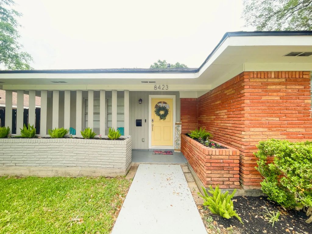 8423 Glen Valley Drive, Houston