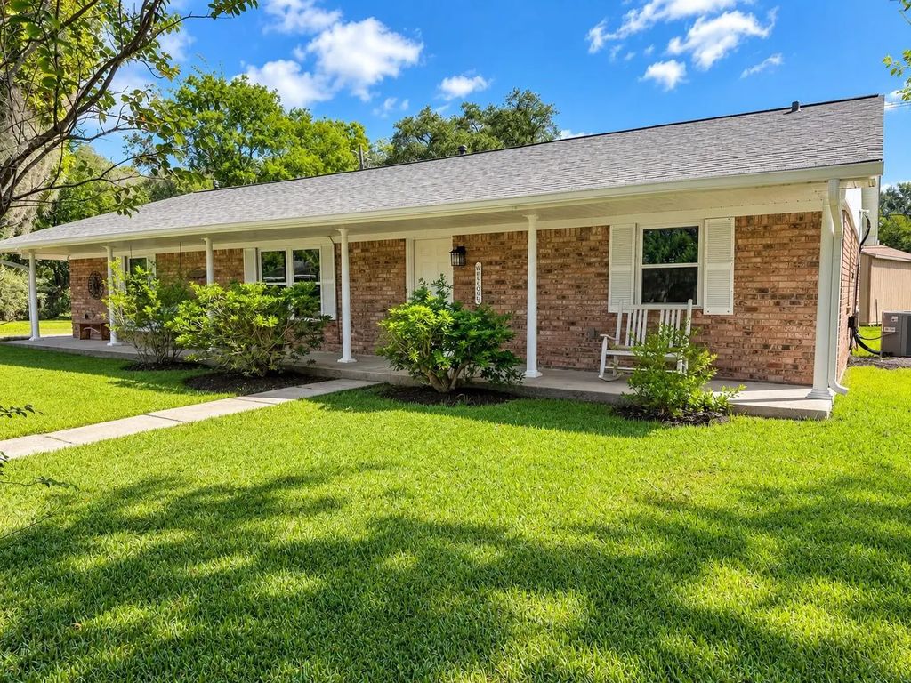 504 Edgewater Street, Clute