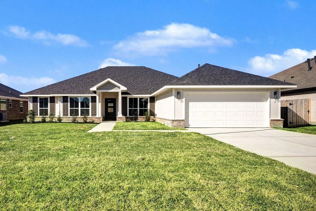 2 Keystone Court, Angleton