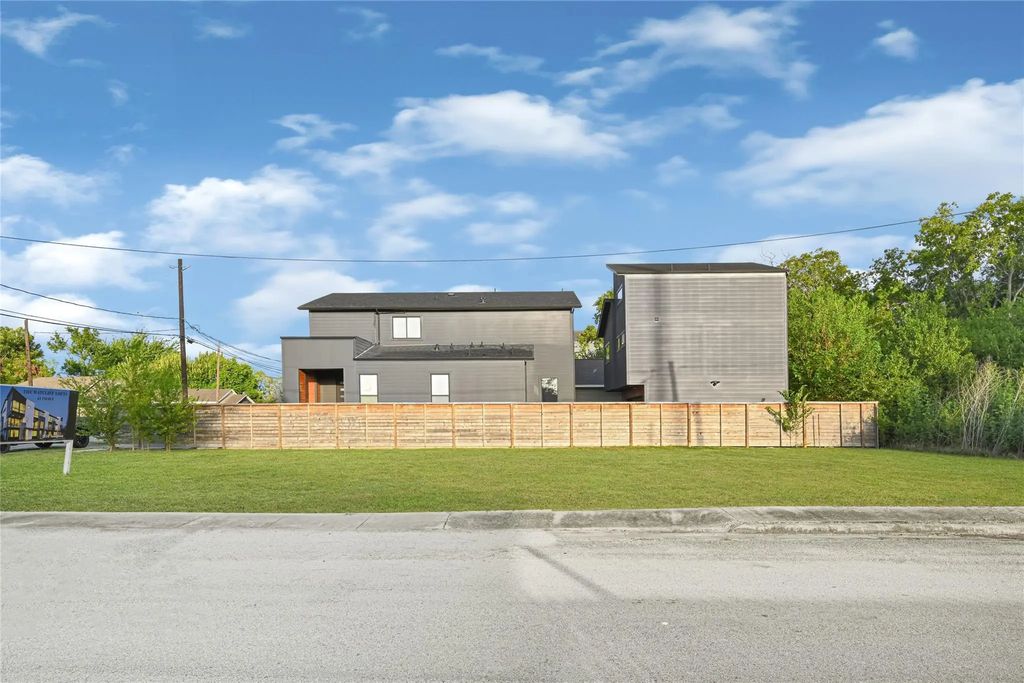 2118 Sampson Street, Houston