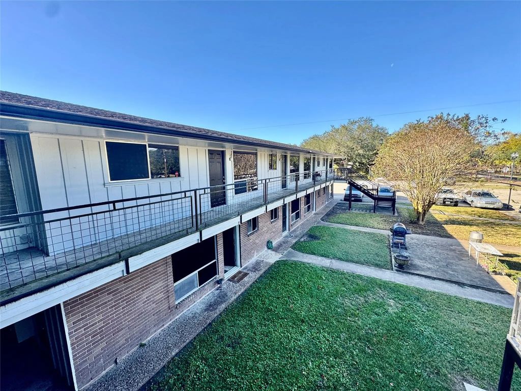 2201 N Grand Boulevard 8, Pearland