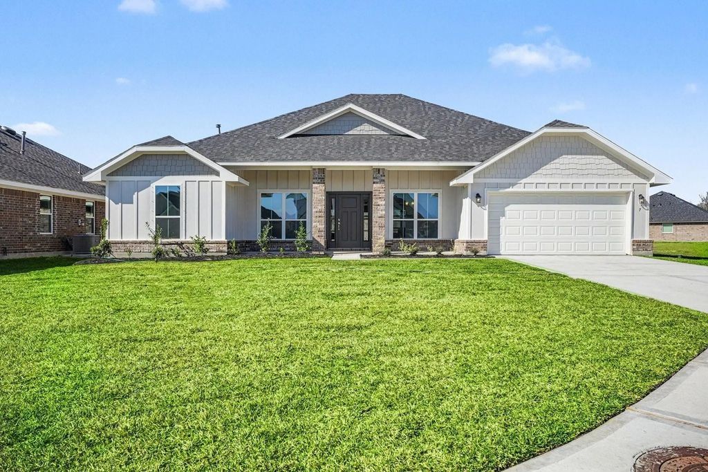 10 Keystone Court, Angleton