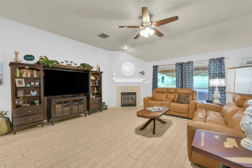 203 Green Isle Avenue, Dickinson