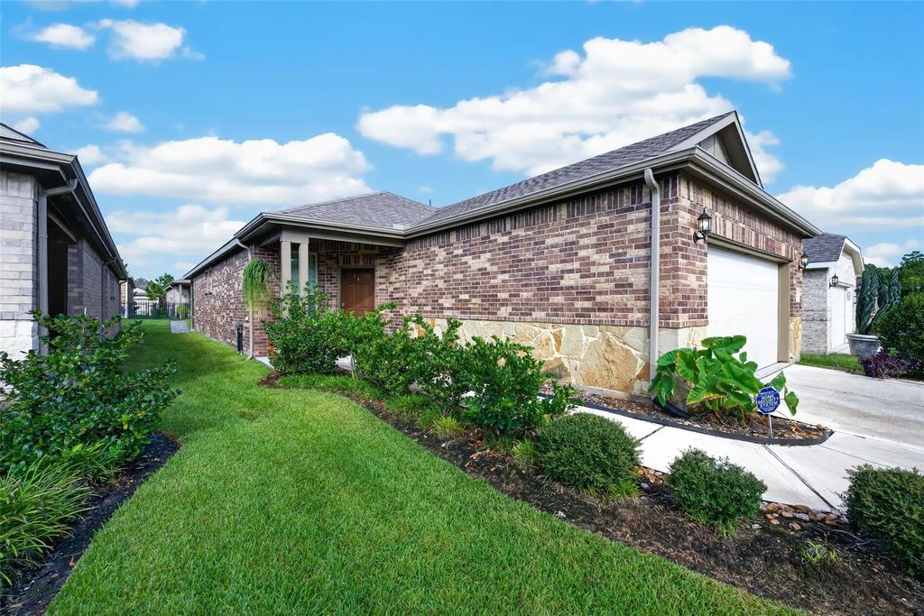 234 Flaxen Chestnut, Spring