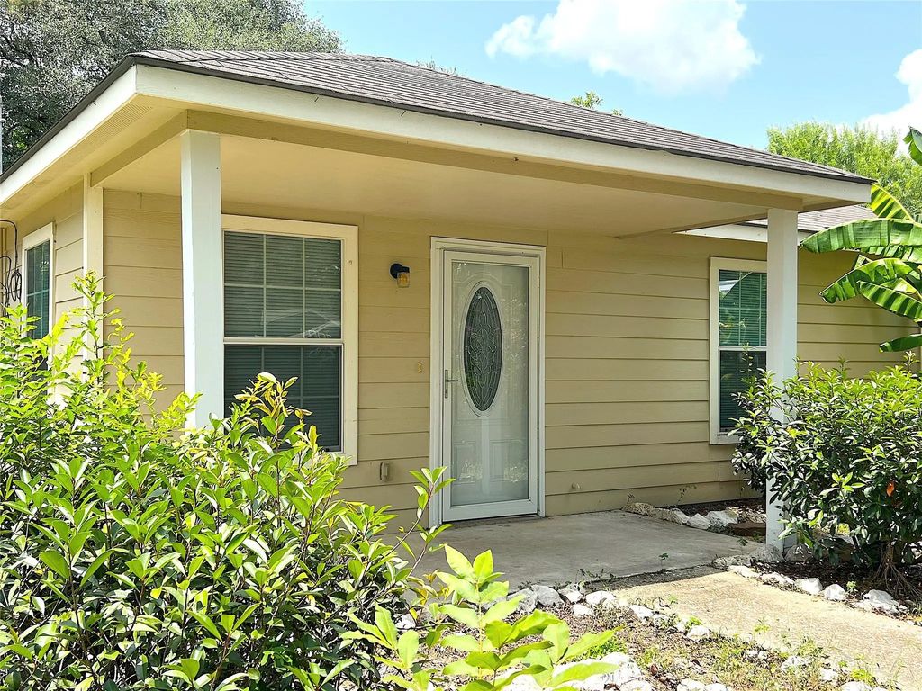 1006 2nd Street, Louise