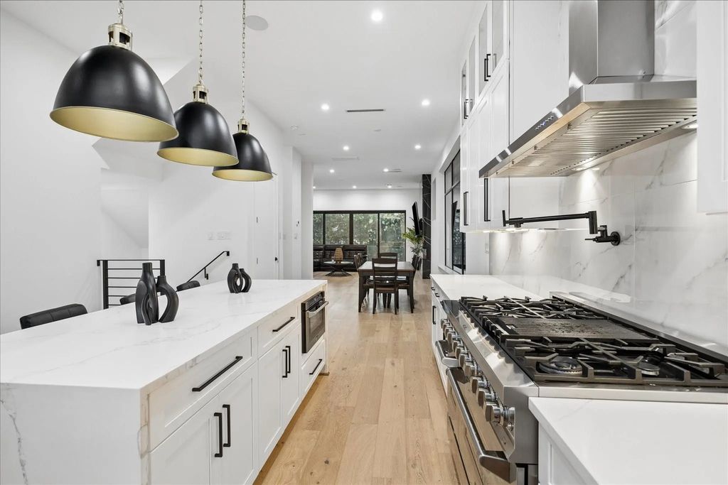 209 W 10th 1/2 Street, Houston