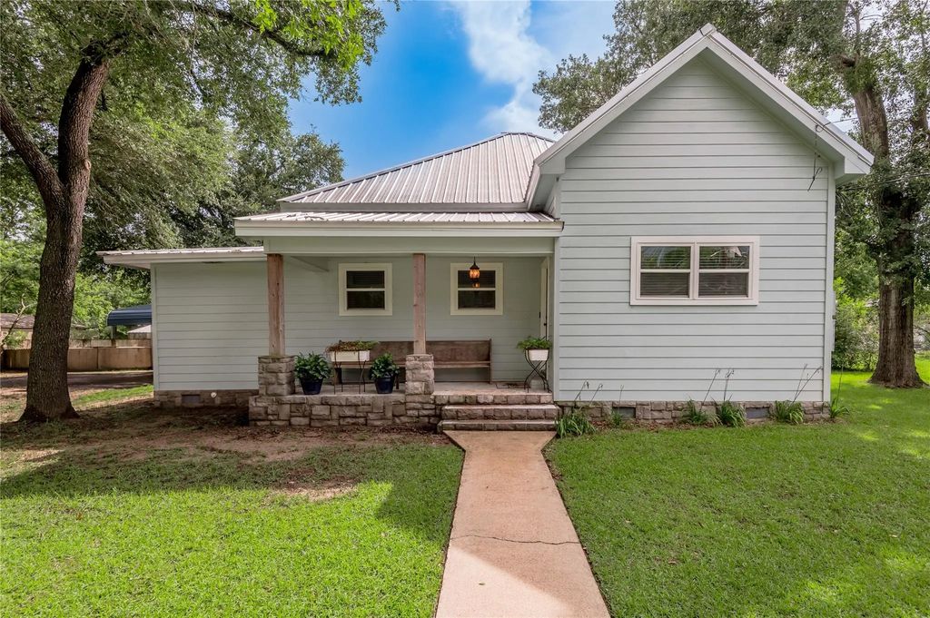 105 N Texas Street, Madisonville