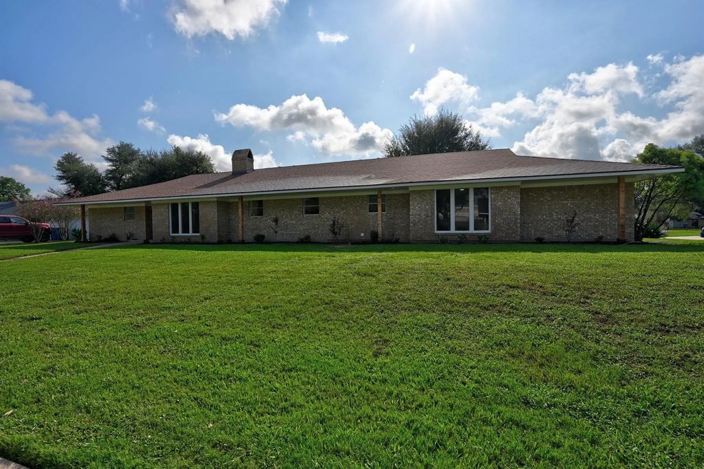 687 Bending Oaks Drive, Bellville