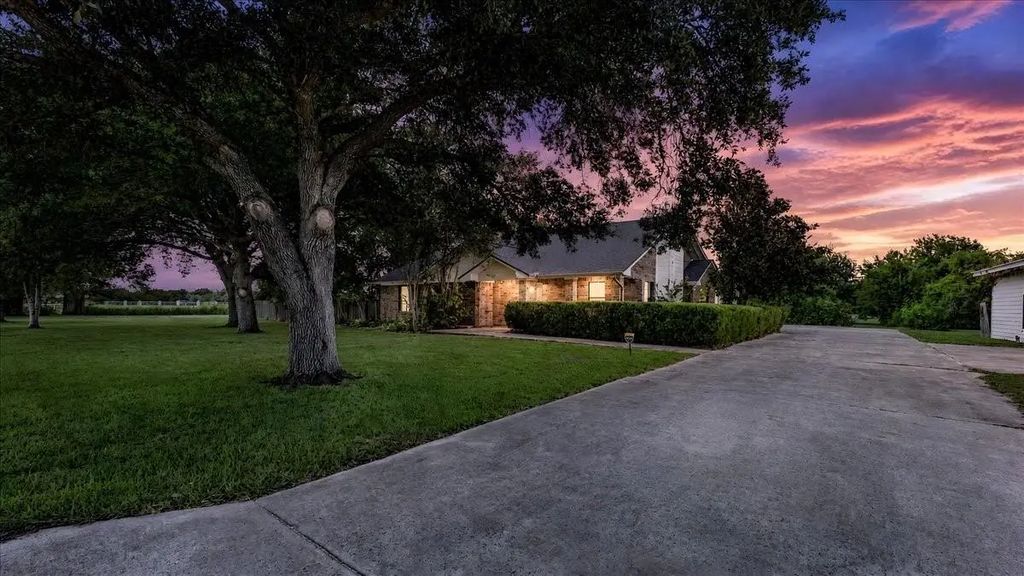 17202 N Main Street, Alvin