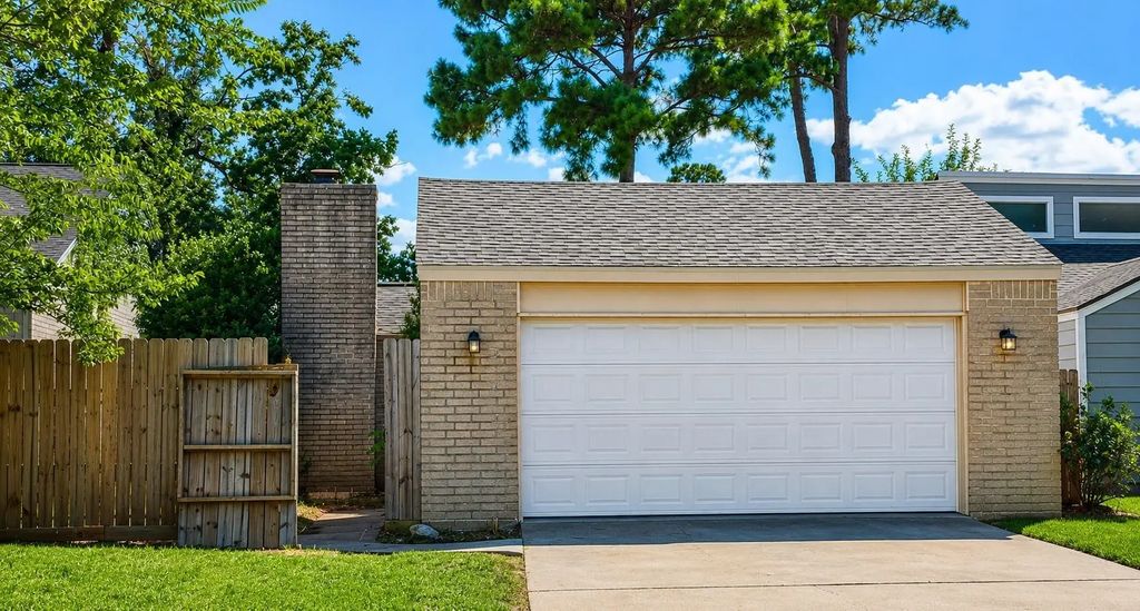 11927 Lakewood West Drive, Cypress