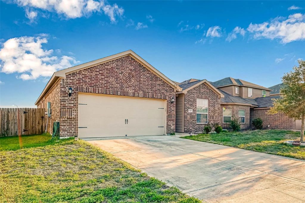 1306 Diamond Drape Drive, Iowa Colony