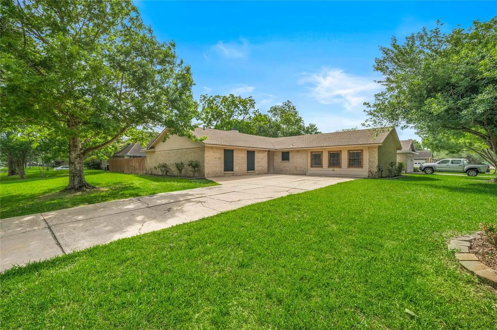 4915 Kentington Drive, Alvin