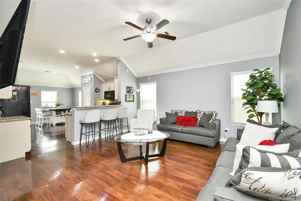 652 Maple Point Drive E, Conroe