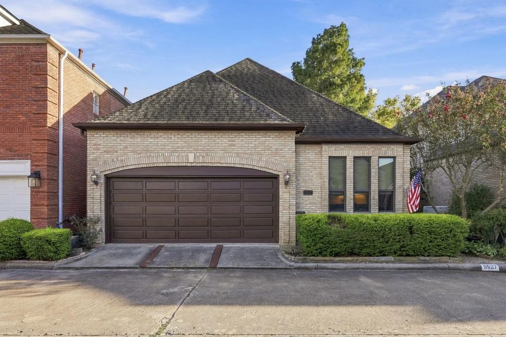 9507 Bayou Brook Street, Houston