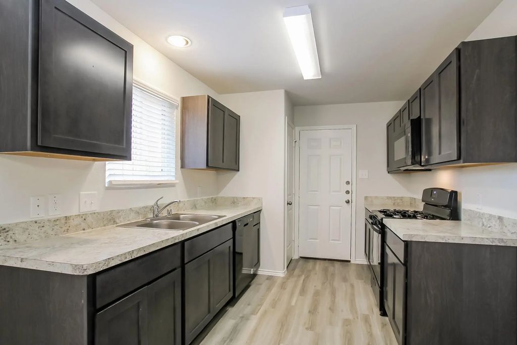 8810 Lar-ree Oaks Circle, Houston