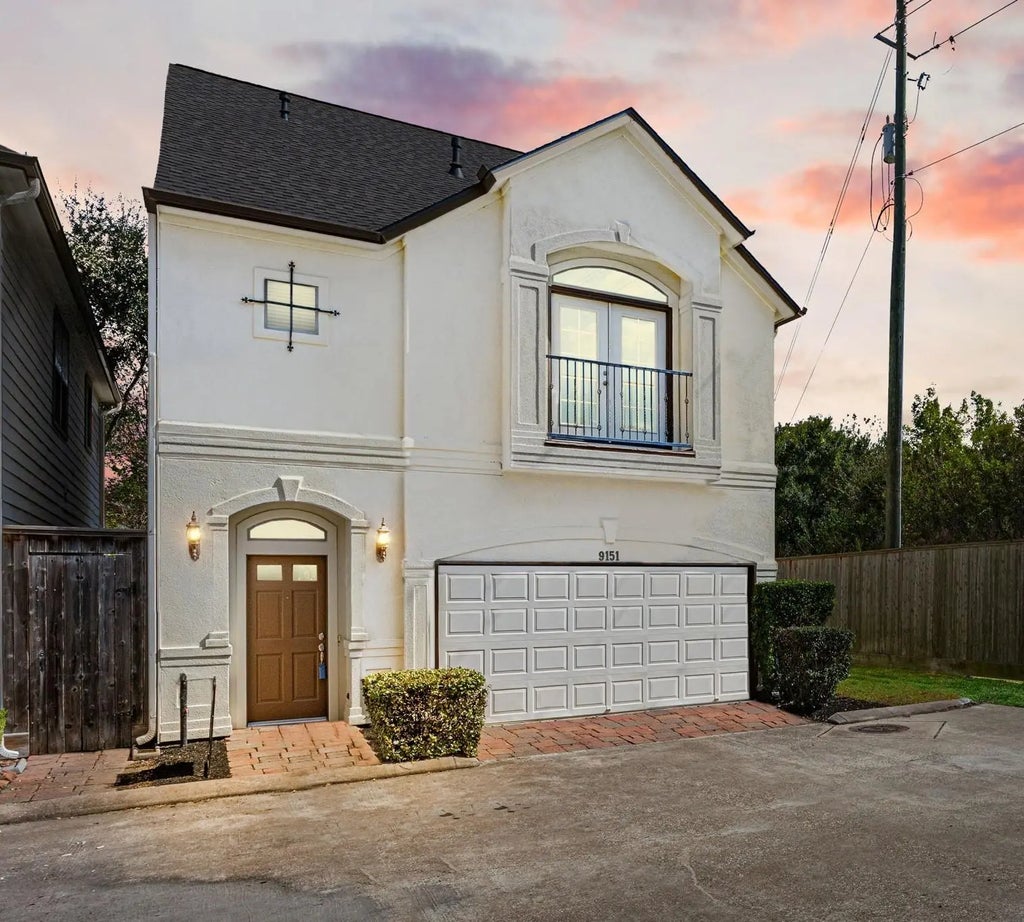 9151 Lago Crest Drive, Houston