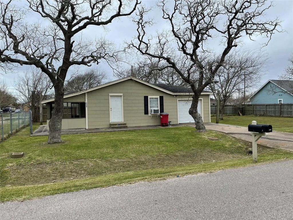 609 N Avenue D, Freeport