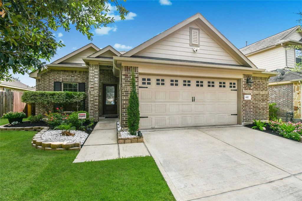 652 Maple Point Drive E, Conroe