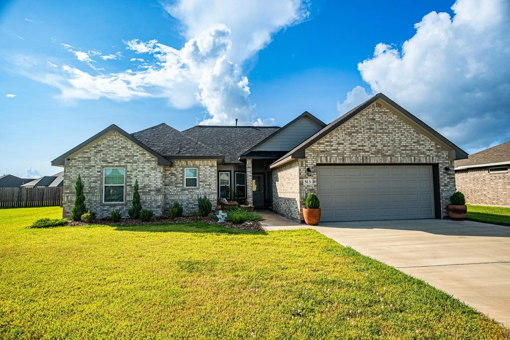 513 Yorktown Avenue, Clute
