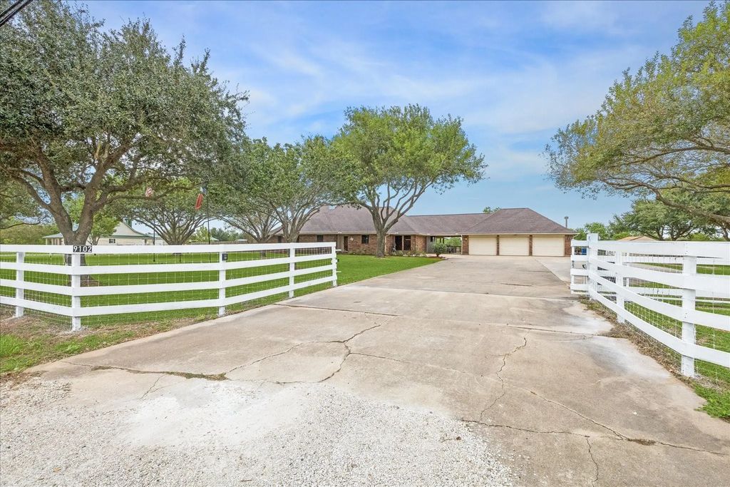 9102 N Humble Camp Road, Dickinson