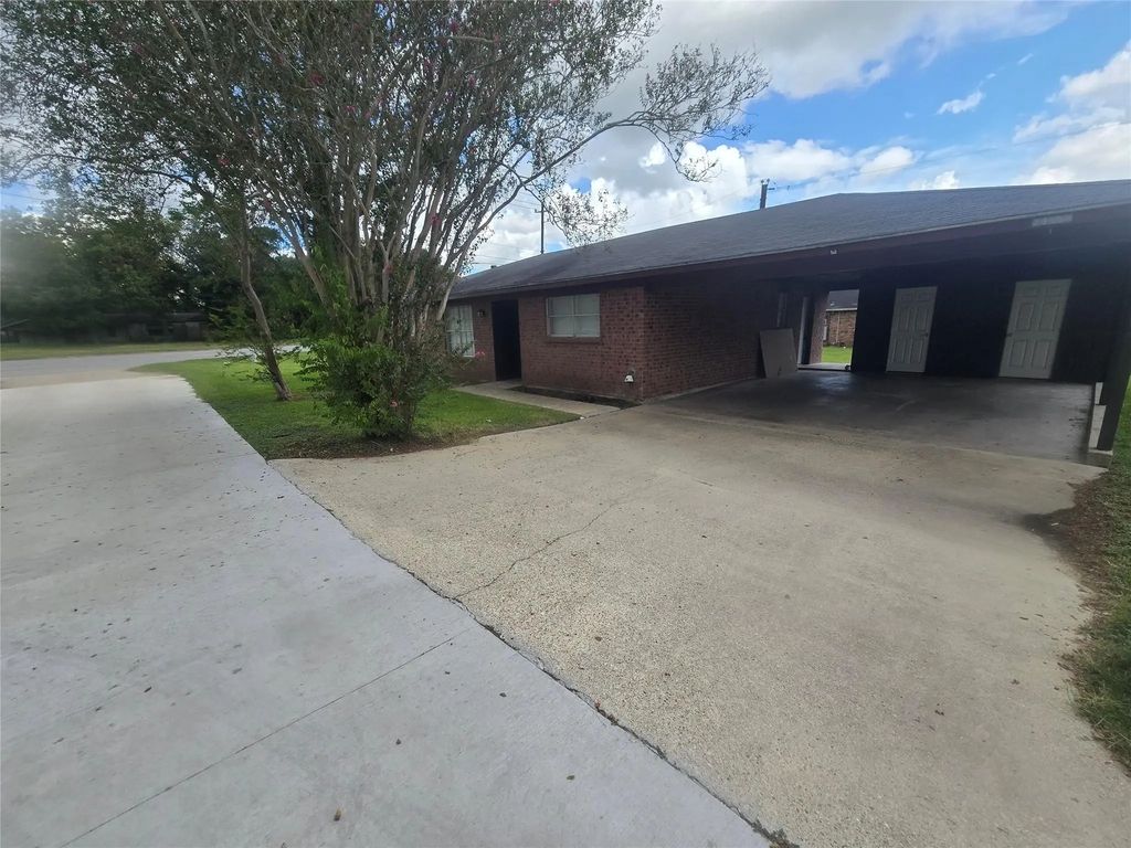 3453 W Highway 6 1, Alvin