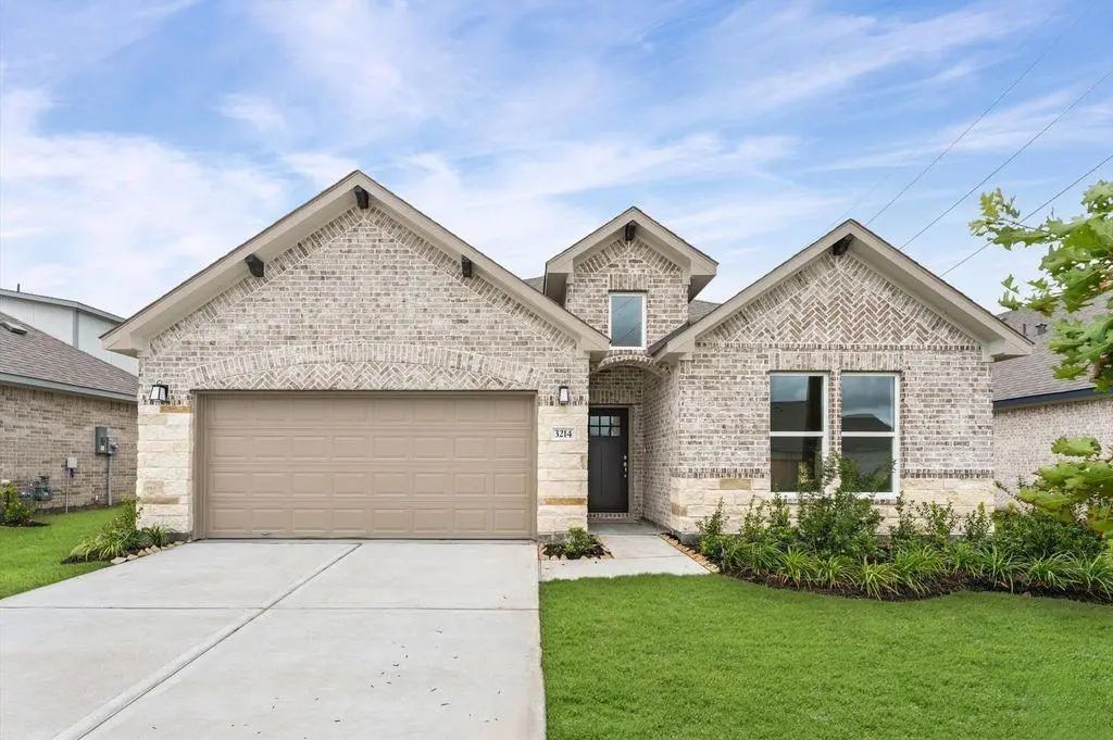 3214 Emerald Hills Dr, Angleton