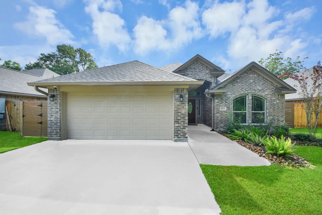 1023 S Anderson Street, Angleton