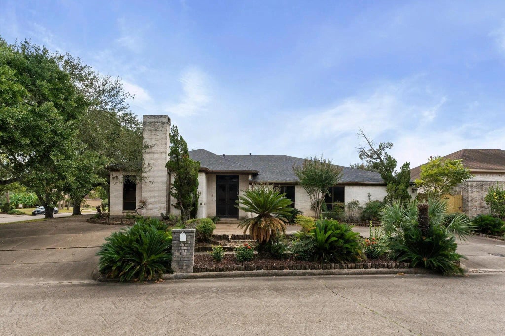 8103 Lake Edge Court, Houston