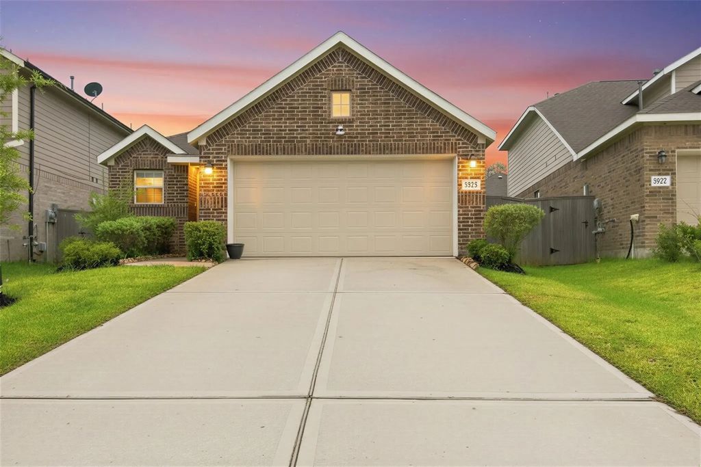 1923 Foxtail Creek Court, Crosby