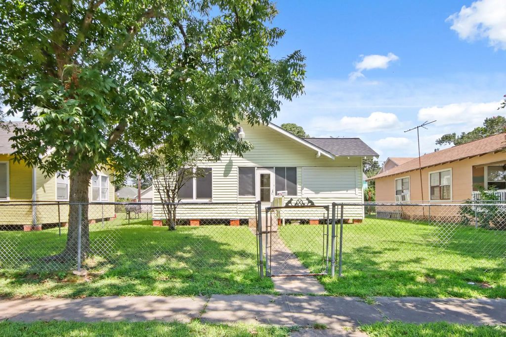 3222 Illinois Street, Baytown