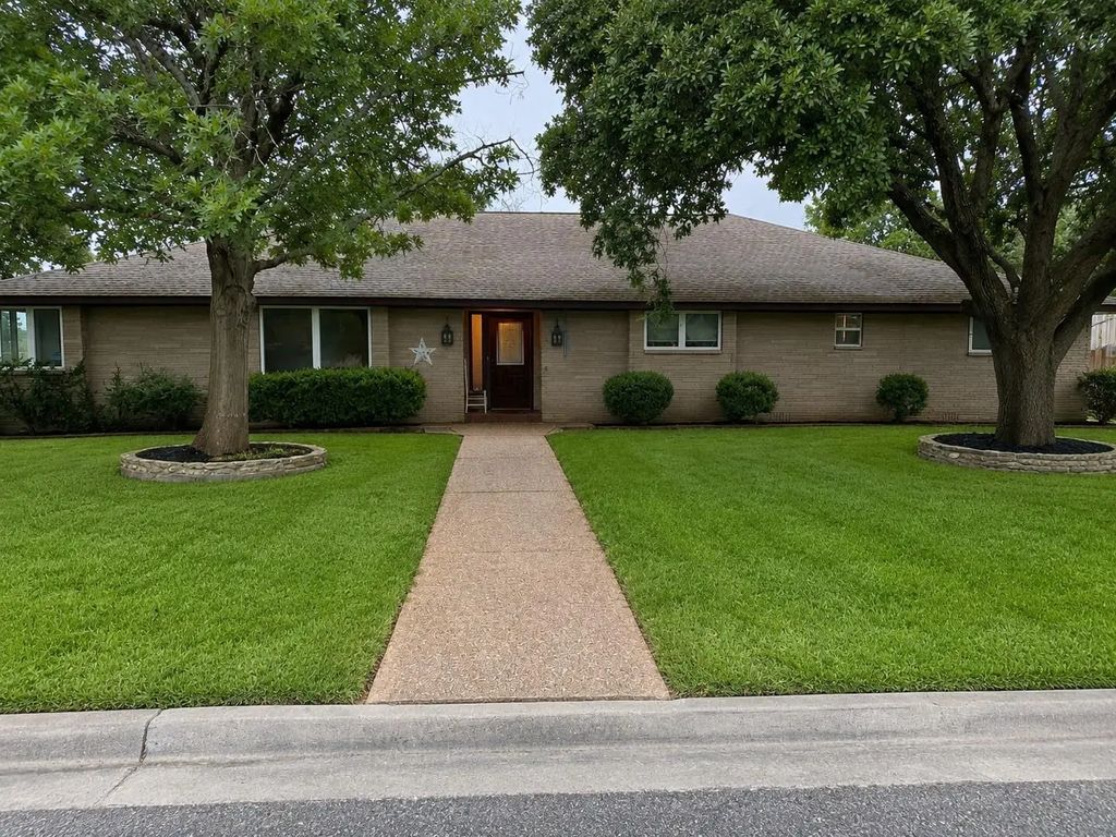 1188 E Oak Street, La Grange
