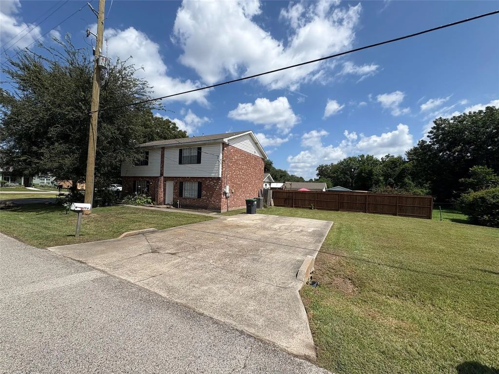 211 N Chestnut Street A, Tomball
