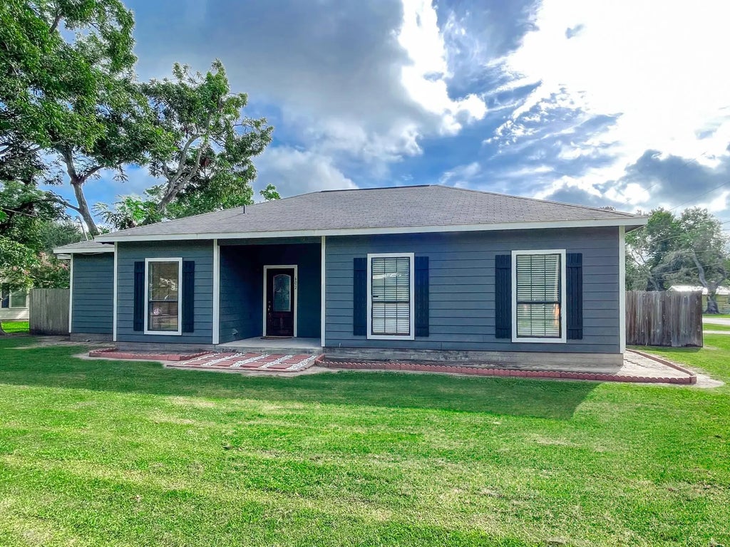 602 Clara Avenue, El Campo